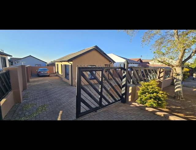 3 BEDROOM HOUSE FOR SALE IN LOTUS GARDENS